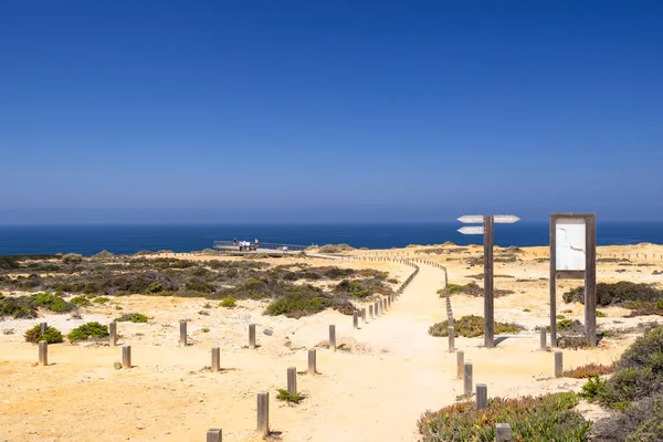 Zambujeira do Mar, Odemira, Portekiz 'deki Atlantik Okyanusu üzerinde bir izleme platformuna giden yol.