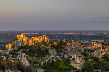 Ortaçağ şatosu ve köyü, Les Baux-de-Provence, Alpilles dağları, Provence, Fransa