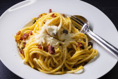 Carbonara soslu spagettiyi yakın.