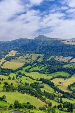 Puy Mary yakınlarındaki manzara, Cantal, Auvergne-Rhone-Alpes bölgesi, Fransa