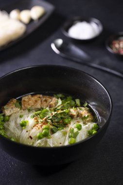 Ördek göğsü ve yeşil bezelyeli pho çorbası.