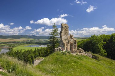 Stara Lubovna yakınlarındaki Plavec şatosunun kalıntıları, Presov bölgesi, Slovakya