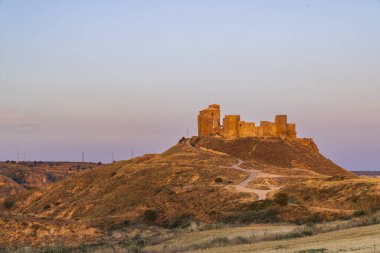 Günbatımında Quicena 'ya bakan tarihi şato