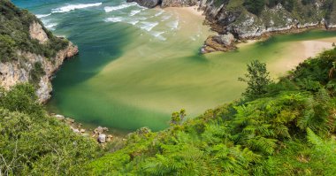 Pesues, Cantabria, İspanya yakınlarında Playa del Sable ile tipik manzara
