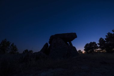 Alijo yakınlarındaki Dolmen Anta de Fonte Coberta, Vila Cha, Portekiz