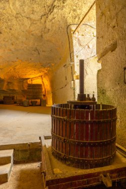 Breze Şatosu 'ndaki şarap mahzeni (Chateau de Breze), Pays de la Loire, Fransa