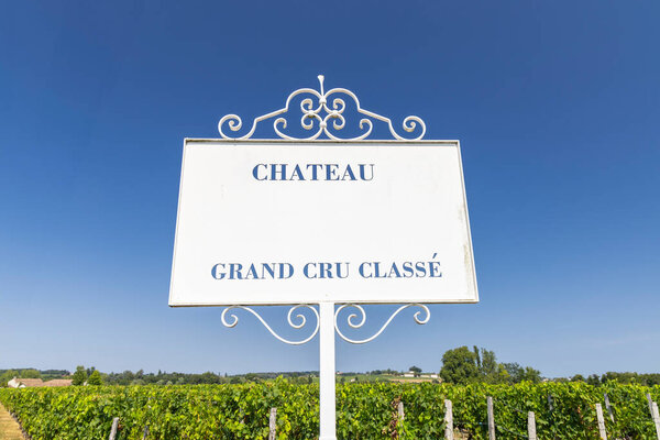 Типичные виноградники с информационным табло Grand Cru Classe рядом с Saint-Emilion, Бордо, Аквитания, Франция