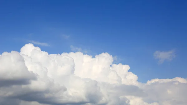 Céu Azul Agradável Com Nuvens Brancas — Fotografia de Stock