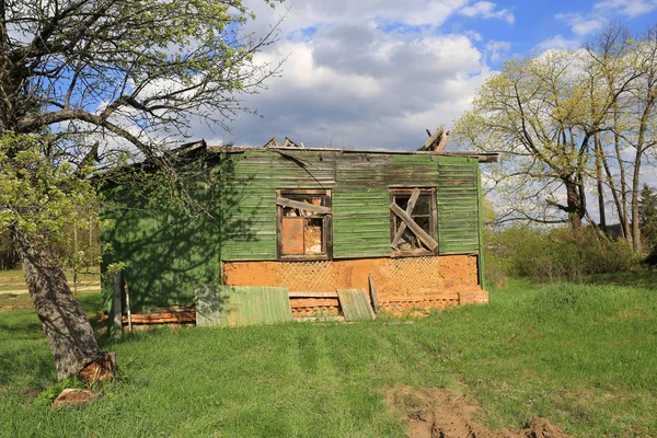 Verlassenes Altes Bauernhaus Auf Wiese — Stockfoto