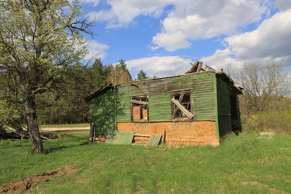 Старый Разрушенный Рараральный Дом Зеленом Лугу — стоковое фото
