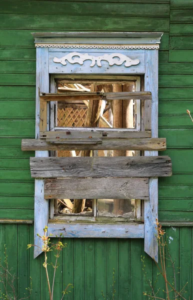 失われた古い民家の古い木製の窓 — ストック写真