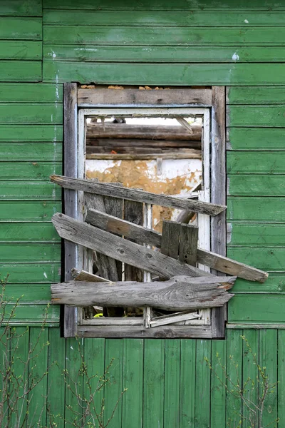 Старое Окно Потерянного Сельского Дома — стоковое фото