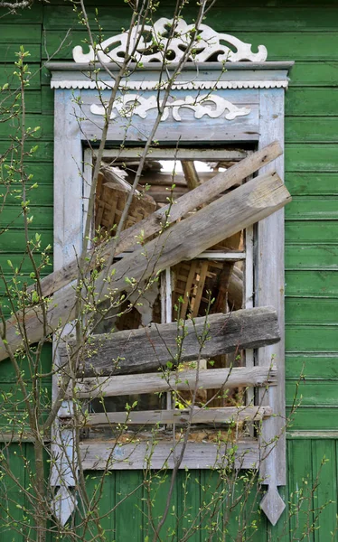 失われた農村木造住宅の緑の壁の古い窓 — ストック写真