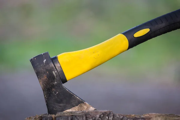 Hache Abstraite Avec Poignée Jaune Bois — Photo