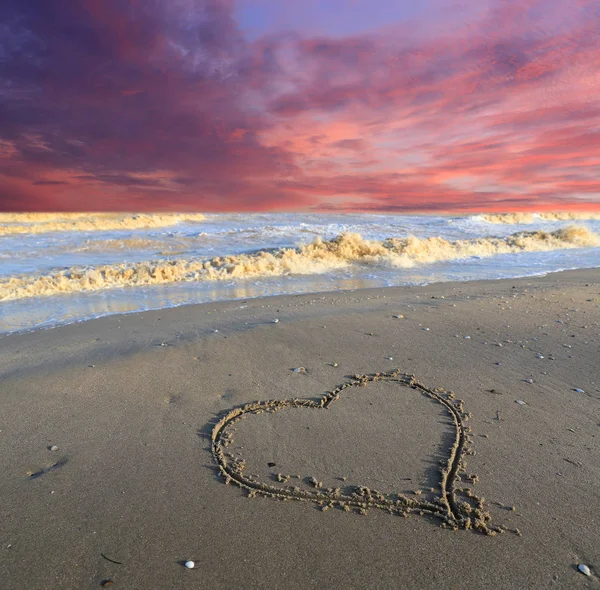 Segno del cuore sulla riva del mare — Foto Stock