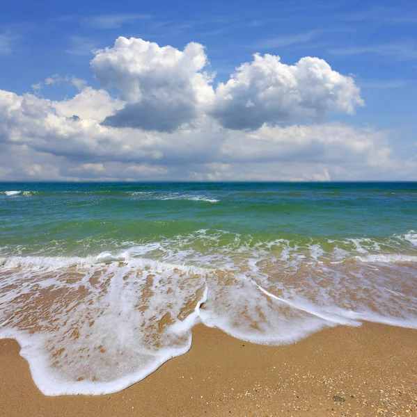 Sommerlandschaft Mit Schönen Wolken Über Dem Meer — Stockfoto