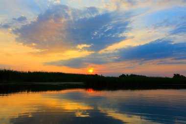 Günbatımı gökyüzü su yüzey üzerinde akşam Nice