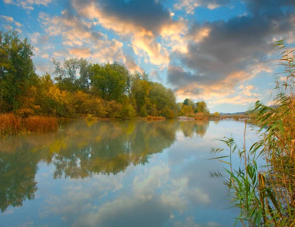 Schöne Herbstlandschaft Fluss — Stockfoto