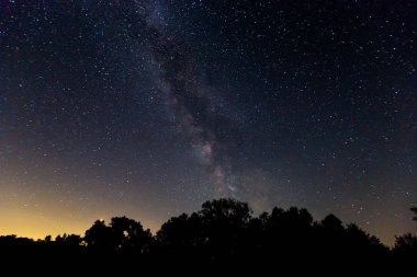 Gece gökyüzünde Samanyolu Galaksisi