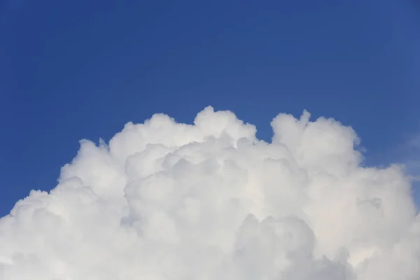 Ładne Białe Chmury Błękitnym Niebie — Zdjęcie stockowe