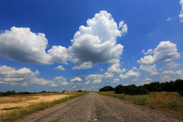 Route Asphaltée Steppe Sous Beaux Nuages Dans Ciel — Photo