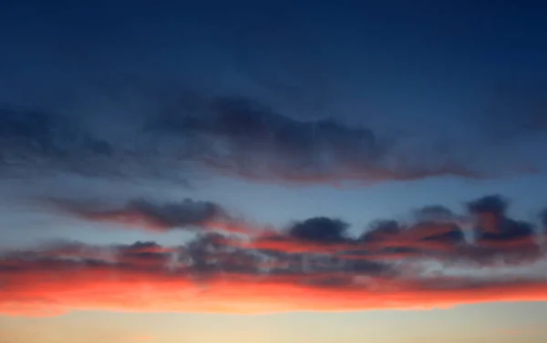Вечернее Небо Красными Облаками После Заката — стоковое фото