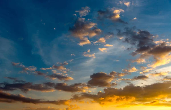 Céu Agradável Noite Com Nuvens Vermelhas Após Pôr Sol — Fotografia de Stock