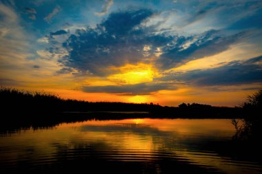 Gölde güzel bir gün batımı manzarası