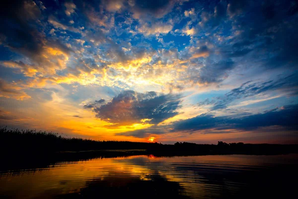 Majestätische Sonnenuntergangslandschaft See — Stockfoto