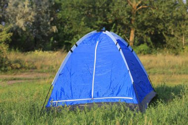 yeşil çayır üzerinde turist çadır