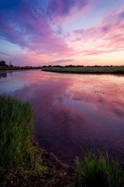 Güzel gün batımı sahne Nehri üzerinde
