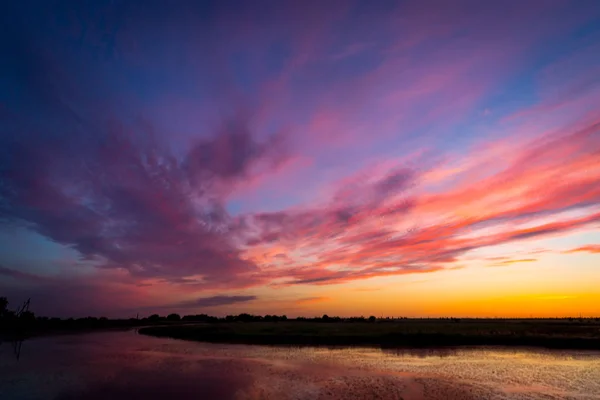 Bonitas Nubes Cielo Después Del Atardecer Sobre Río — Foto de Stock