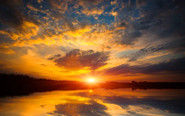 Schöne Sonnenuntergangslandschaft Über Der Wasseroberfläche Des Sees — Stockfoto