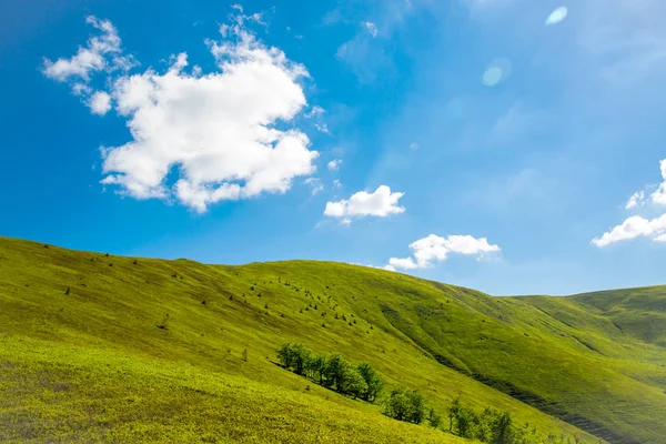 Montagne Verdi Sotto Nuvole Nel Cielo Blu — Foto Stock