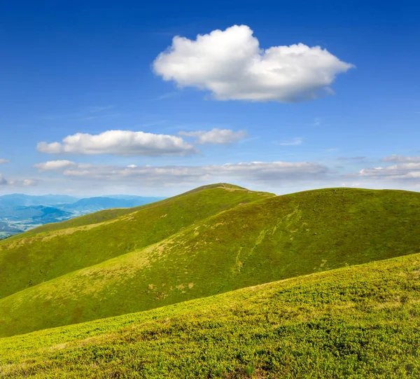 蓝天白云的青山景观 — 图库照片