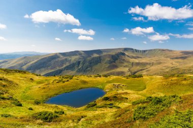 Güzel Karpatlar yatay, dağ gölü vadisinde