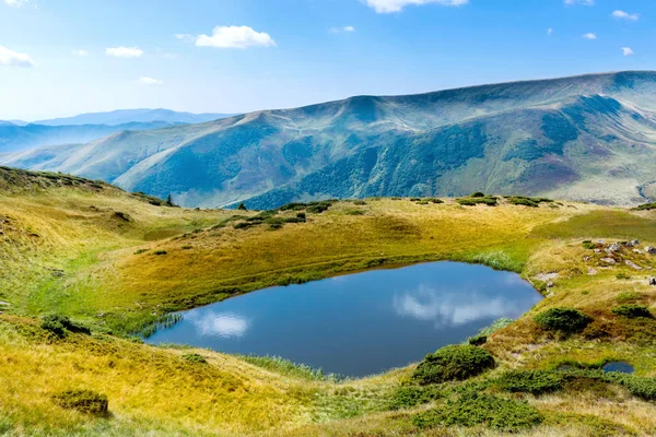 カルパチア山脈の小さな湖のある風景します — ストック写真