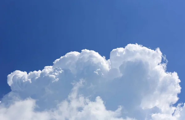 Mavi Gökyüzünde Soyut Beyaz Bulutlar — Stok fotoğraf