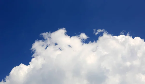 Sommerwolken Blauen Himmel — Stockfoto
