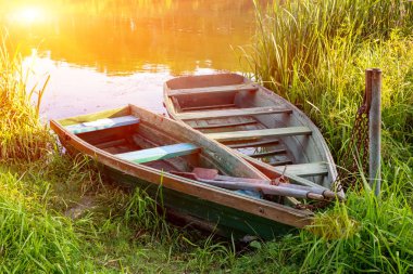 Nehri üzerinde iki eski ahşap tekneler