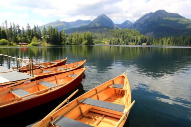 Dağ gölü gemilerde. Strebske pleso, Slovakya