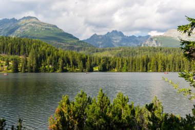 Tatra mountain lake Strbske Pleso Slovakis içinde