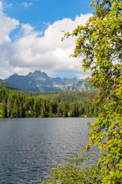 Güzel manzara ile Tatra Dağları gölde. Strebske Pleso, Slovakya