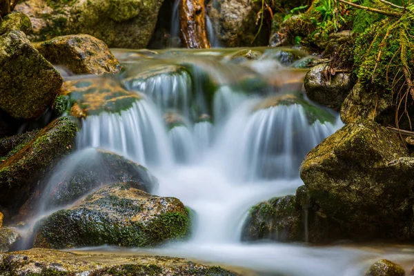 Малый Водопад Горном Ручье — стоковое фото