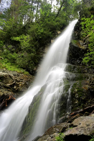 Pěkný Velký Vodopád Horského Lesa — Stock fotografie