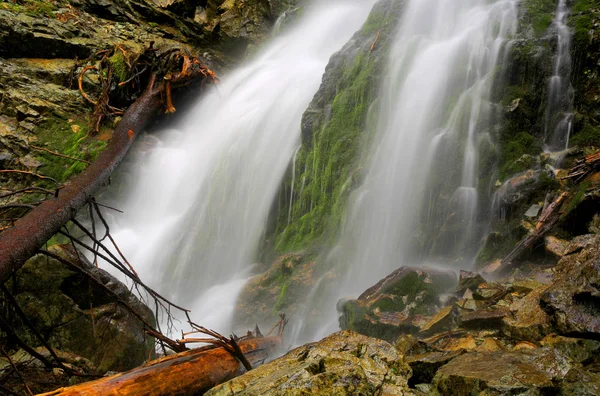 Wodospad Zielony Kamień Mchem — Zdjęcie stockowe