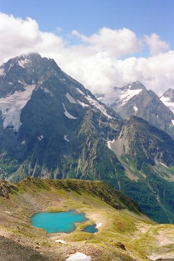 Göl, Caucasus ile görkemli dağ manzarası