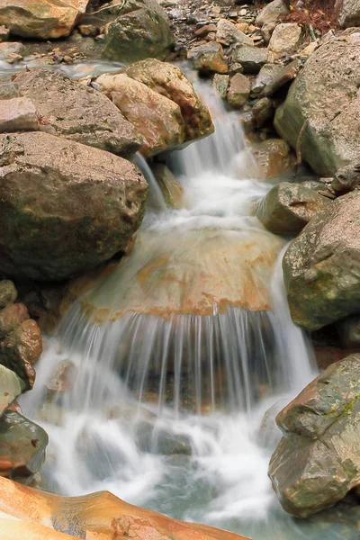 山の川の石の間で素晴らしい滝 — ストック写真