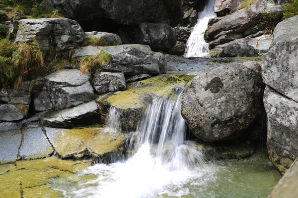 Scène Avec Cascade Sur Ruisseau Montagne — Photo