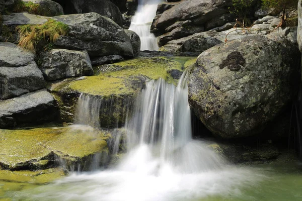 Bella Cascata Tra Pietre Montagna — Foto Stock